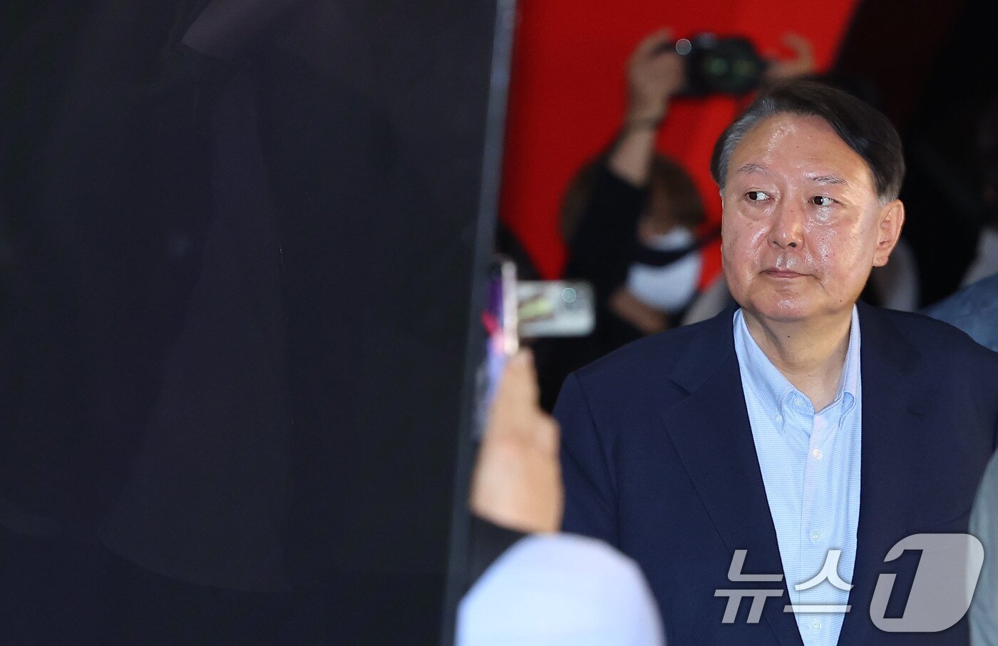 본문 이미지 - 윤석열 전 대통령이 21일 오전 서울 메가박스 동대문에서 부정선거를 다룬 다큐영화 ‘부정선거, 신의 작품인가’ 관람을 마치고 나서고 있다. &#40;공동취재&#41; 2025.5.21/뉴스1 ⓒ News1 박세연 기자