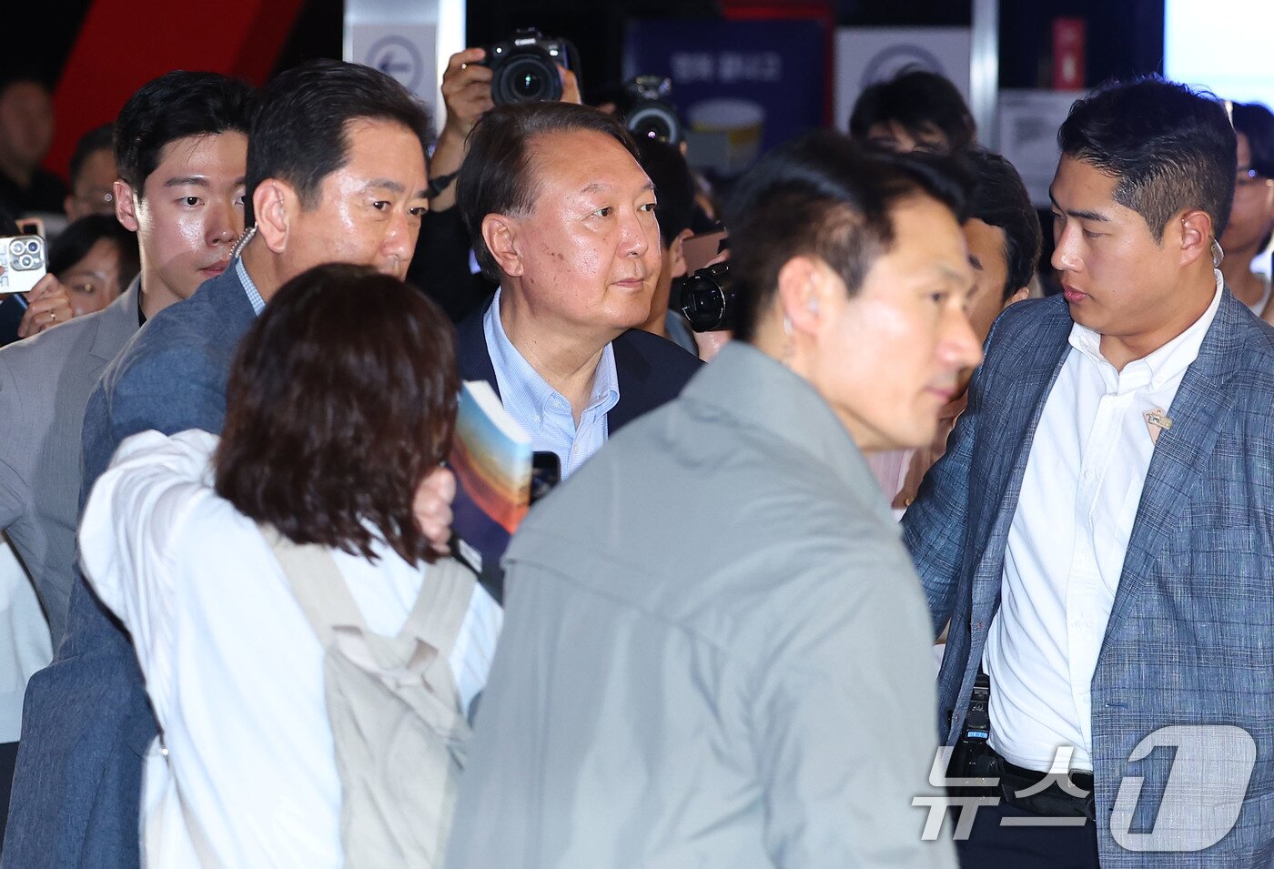 본문 이미지 - 윤석열 전 대통령이 21일 오전 서울 메가박스 동대문에서 부정선거를 다룬 다큐영화 ‘부정선거, 신의 작품인가’ 관람을 마치고 나서고 있다. &#40;공동취재&#41; 2025.5.21/뉴스1 ⓒ News1 박세연 기자