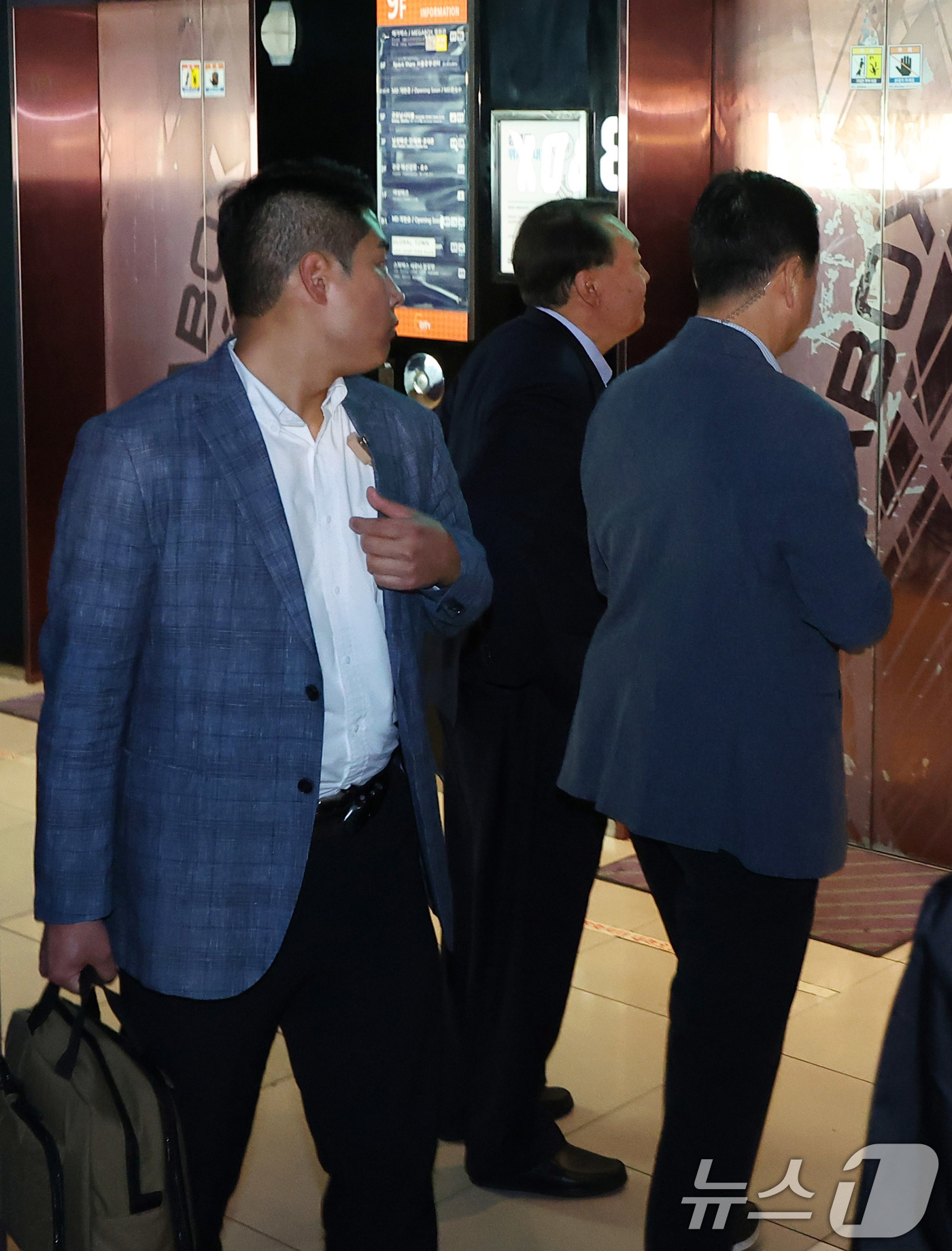 (서울=뉴스1) 박세연 기자 = 윤석열 전 대통령이 21일 오전 서울 메가박스 동대문에서 부정선거를 다룬 다큐영화 ‘부정선거, 신의 작품인가’ 관람을 마치고 나서고 있다. (공동취 …