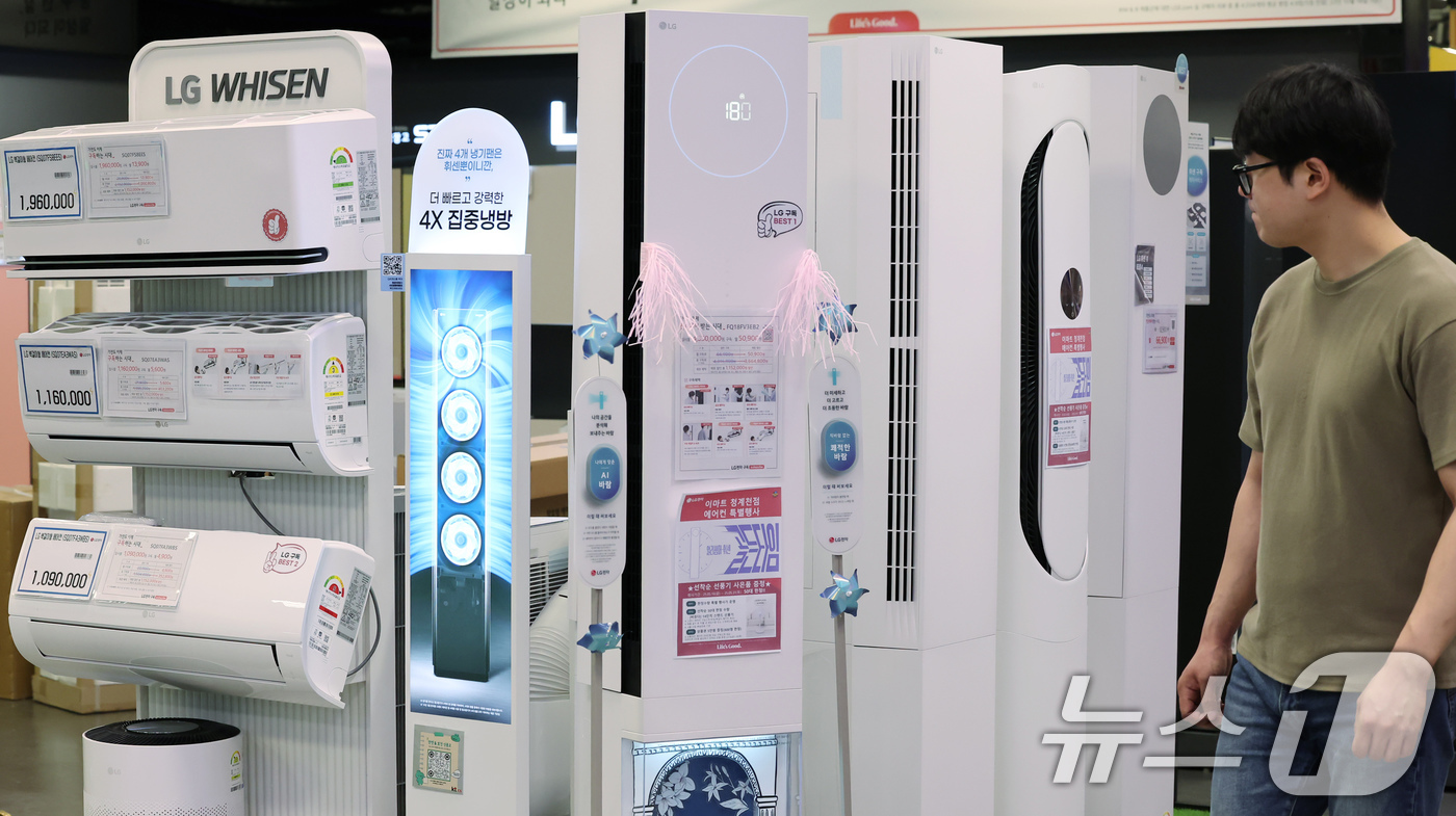 (서울=뉴스1) 장수영 기자 = 21일 서울 중구 이마트 청계천점 일렉트로 마트를 찾은 시민이 에어컨을 살펴보고 있다.최근 잦은 비로 인한 습한 날씨와 이른 무더위가 연달아 나타나 …