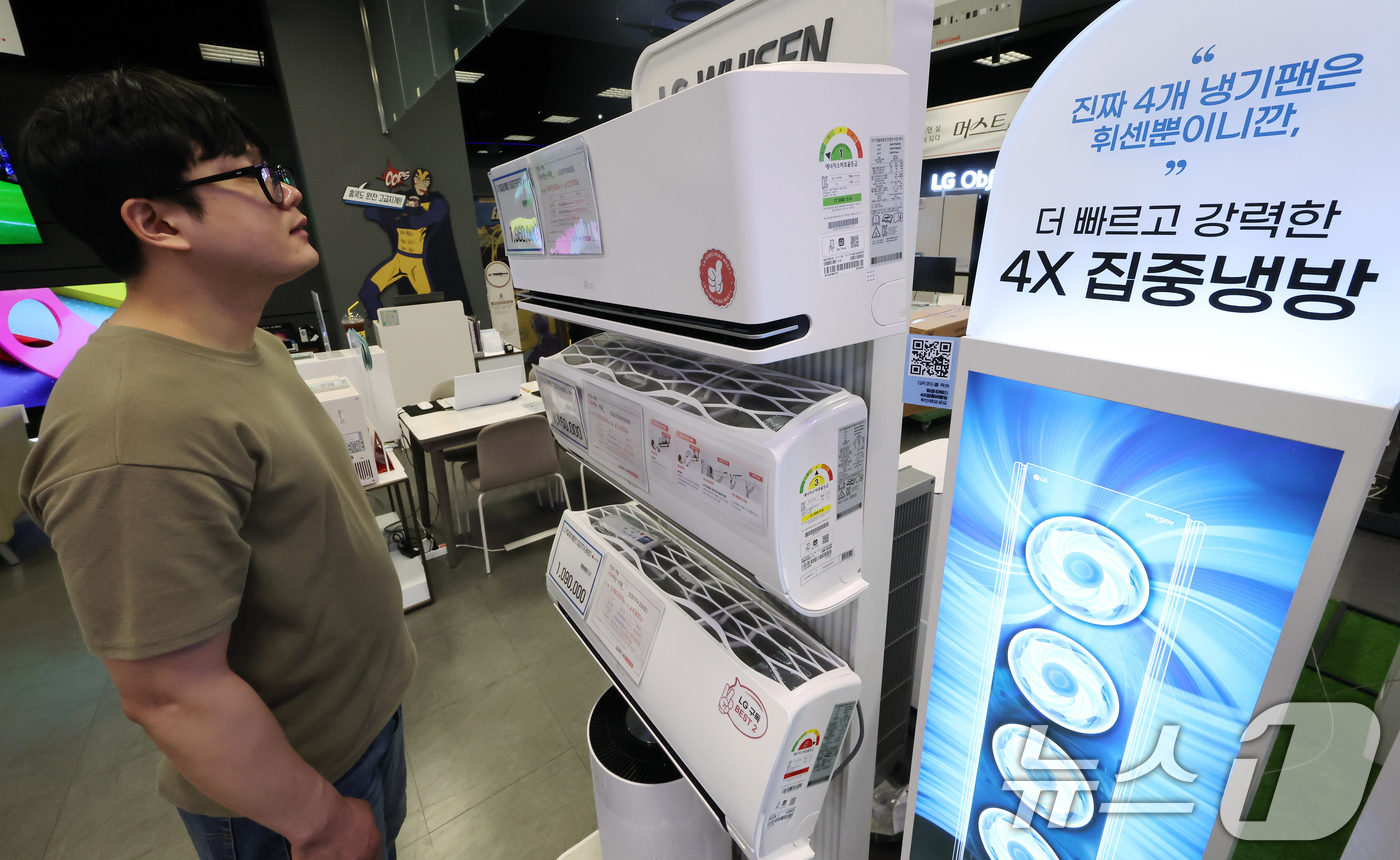 (서울=뉴스1) 장수영 기자 = 21일 서울 중구 이마트 청계천점 일렉트로 마트를 찾은 시민이 에어컨을 살펴보고 있다.최근 잦은 비로 인한 습한 날씨와 이른 무더위가 연달아 나타나 …