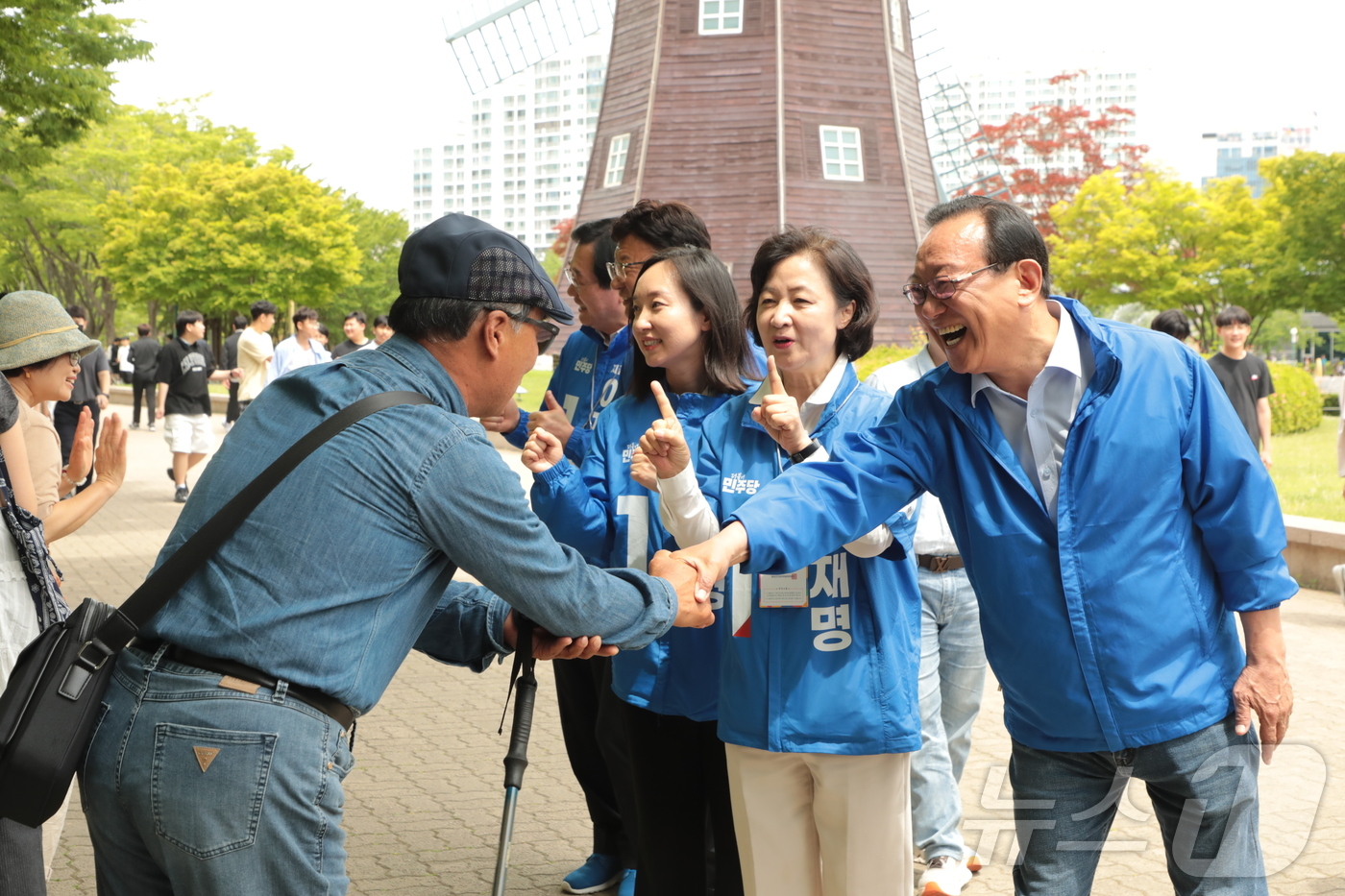 (울산=뉴스1) 김세은 기자 = 추미애 더불어민주당 총괄선대위원장이 21일 오전 울산 남구 울산대공원을 찾아 이재명 대통령 후보 지지를 호소하고 있다. 왼쪽부터 전은수 민주당 울산 …