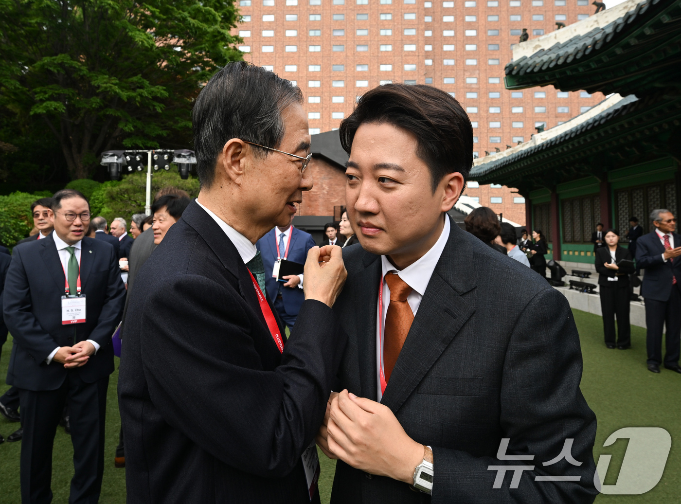 (서울=뉴스1) = 21일 서울 신라호텔에서 열린 제16회 조선일보 아시안리더십콘퍼런스(ALC)에 참석한 이준석 개혁신당 대선 후보가 한덕수 전 국무총리와 대화하고 있다.. (조선 …