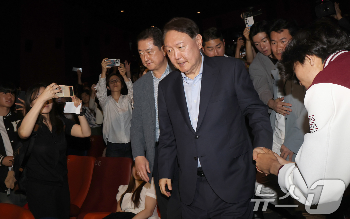 (서울=뉴스1) 박세연 기자 = 윤석열 전 대통령이 21일 오전 서울 메가박스 동대문에서 영화 ‘부정선거, 신의 작품인가’ 관람을 마치고 나서고 있다. (공동취재) 2025.5.2 …