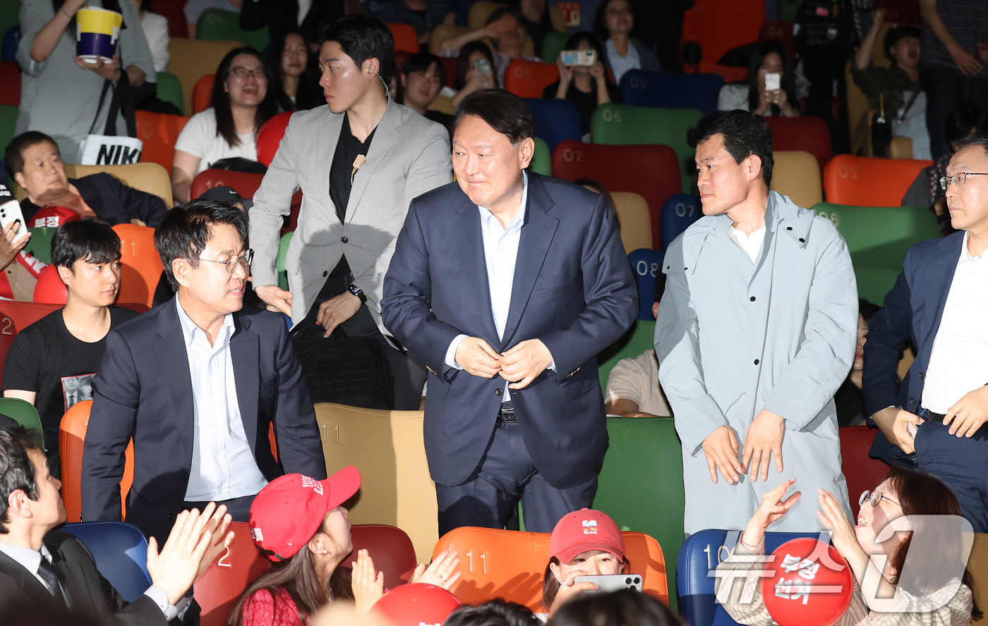 (서울=뉴스1) 박세연 기자 = 윤석열 전 대통령이 21일 오전 서울 메가박스 동대문에서 영화 ‘부정선거, 신의 작품인가’ 관람을 마치고 나서고 있다.왼쪽부터 이영돈PD, 윤 전 …