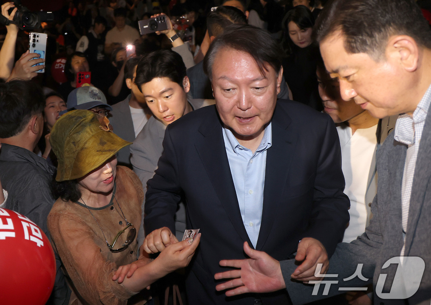 (서울=뉴스1) 박세연 기자 = 윤석열 전 대통령이 21일 오전 서울 메가박스 동대문에서 영화 ‘부정선거, 신의 작품인가’ 관람을 마치고 나서며 지지자들과 인사하고 있다. 2025 …