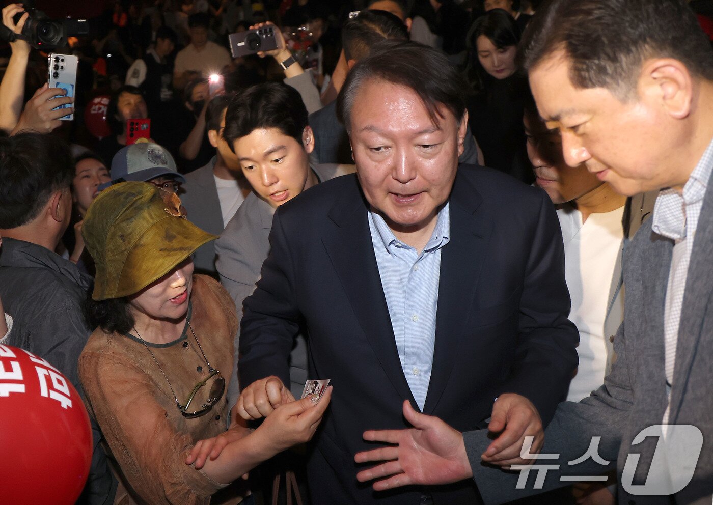 본문 이미지 - 윤석열 전 대통령이 21일 오전 서울 메가박스 동대문에서 영화 ‘부정선거, 신의 작품인가’ 관람을 마치고 나서며 지지자들과 인사하고 있다. 2025.5.21/뉴스1 ⓒ News1 박세연 기자