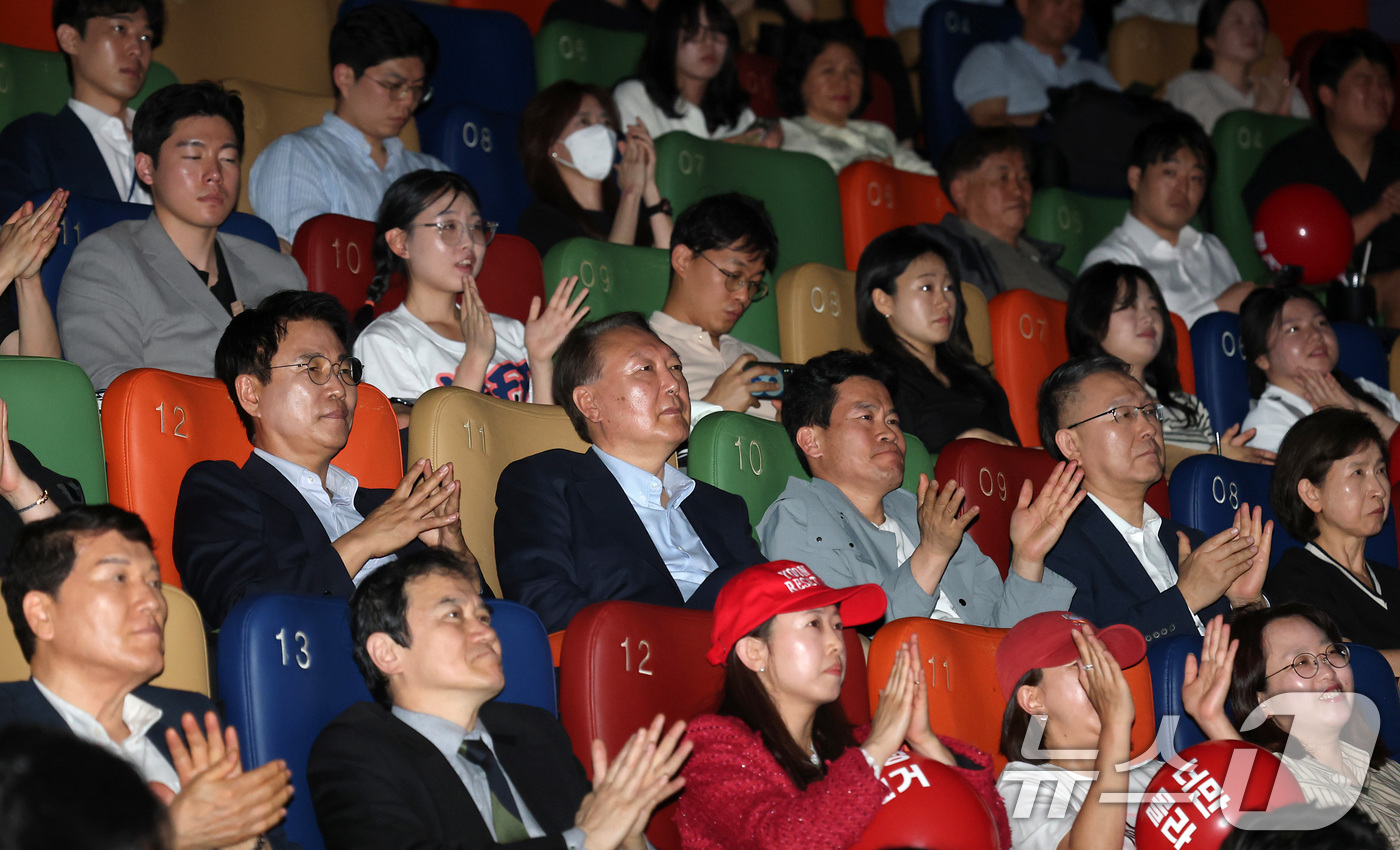 (서울=뉴스1) 박세연 기자 = 윤석열 전 대통령이 21일 오전 서울 메가박스 동대문에서 영화 ‘부정선거, 신의 작품인가’ 관람 도중 계엄령 선포 장면이 나오자 박수 갈채를 받고 …