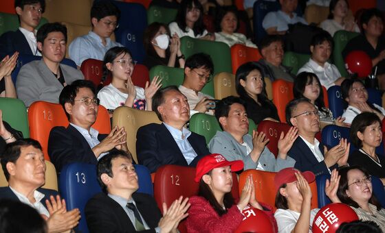 '계엄선포' 스크린 채우자 尹 박수…한동훈 등장에 '절레절레'