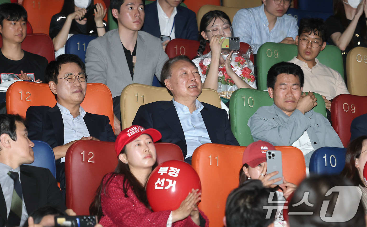 (서울=뉴스1) 박세연 기자 = 윤석열 전 대통령이 21일 오전 서울 메가박스 동대문에서 영화 ‘부정선거, 신의 작품인가’ 관람을 하며 미소짓고 있다.왼쪽부터 이영돈PD, 윤 전 …