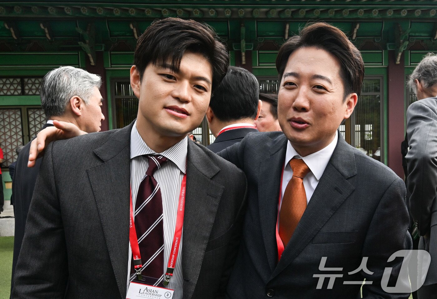 본문 이미지 - 21일 서울 신라호텔에서 열린 제16회 조선일보 아시안리더십콘퍼런스&#40;ALC&#41;에 참석한 국민의힘 김용태 비상대책위원장과 이준석 개혁신당 대선 후보가 대화하고 있다. &#40;조선일보 제공. 재판매 및 DB 금지&#41; 2025.5.21/뉴스1