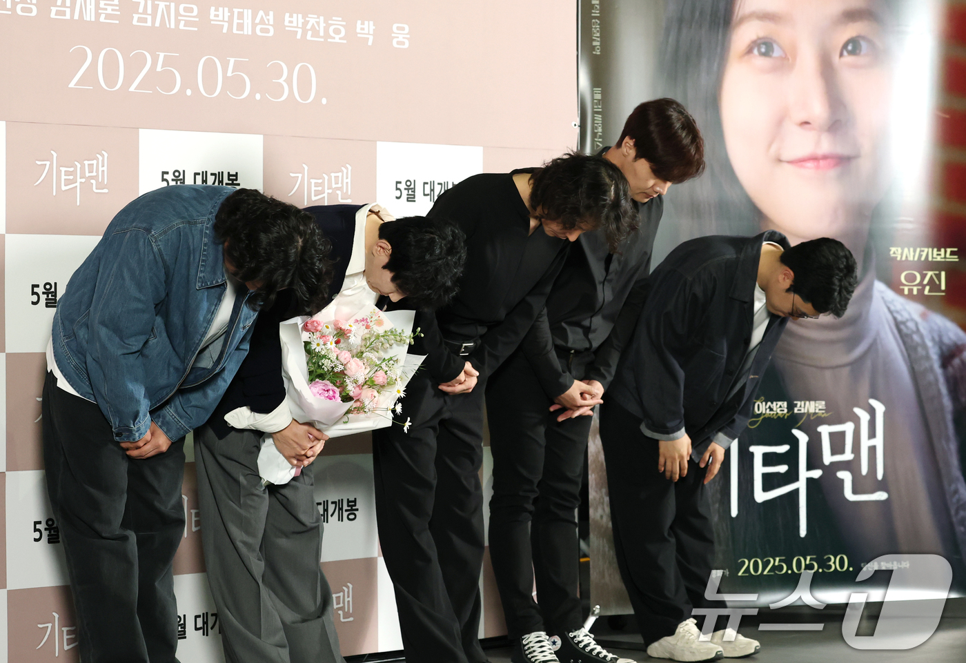 (서울=뉴스1) 권현진 기자 = 배우 박태성(왼족부터)과 이선정, 김종면 감독, 방웅, 박찬호가 21일 서울 송파구 롯데시네마 롯데월드타워점에서 열린 고(故) 김새론 배우의 유작인 …