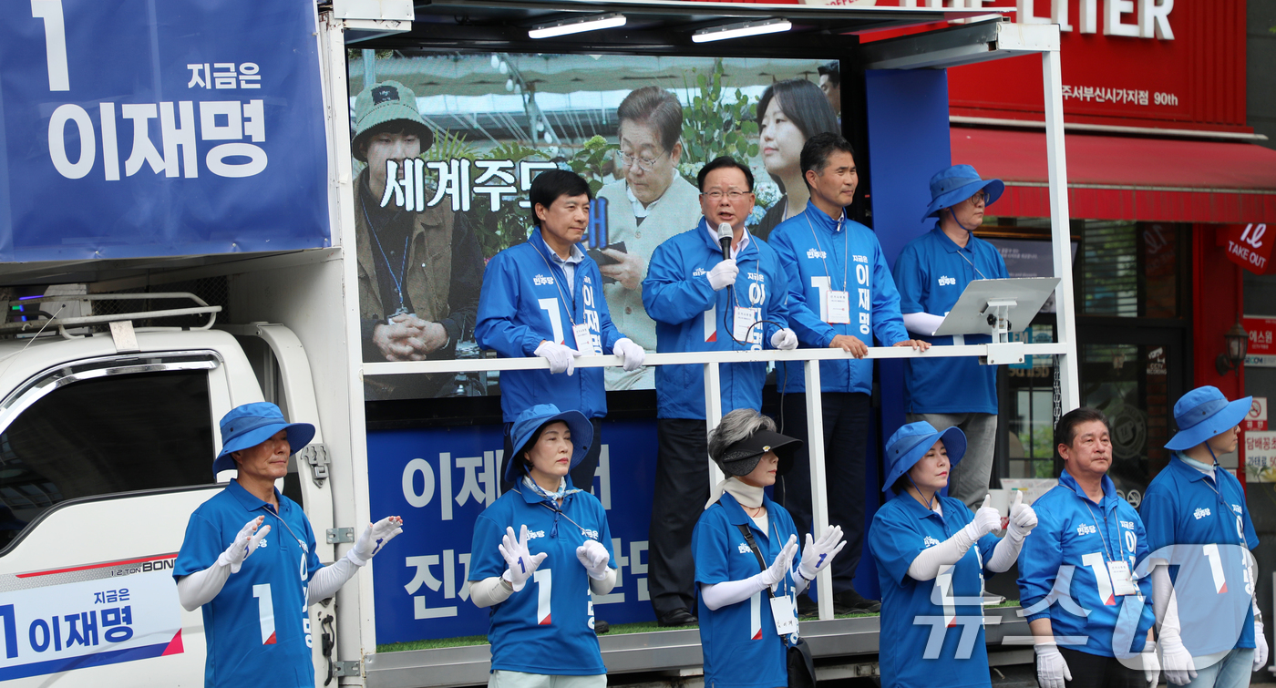 (전주=뉴스1) 유경석 기자 = 김부겸 더불어민주당 총괄선대위원장이 21일 전북 전주시 마전로 일원에서 선거 유세차량에 올라 이재명 후보 지지 연설을 하고 있다. 2025.5.21 …