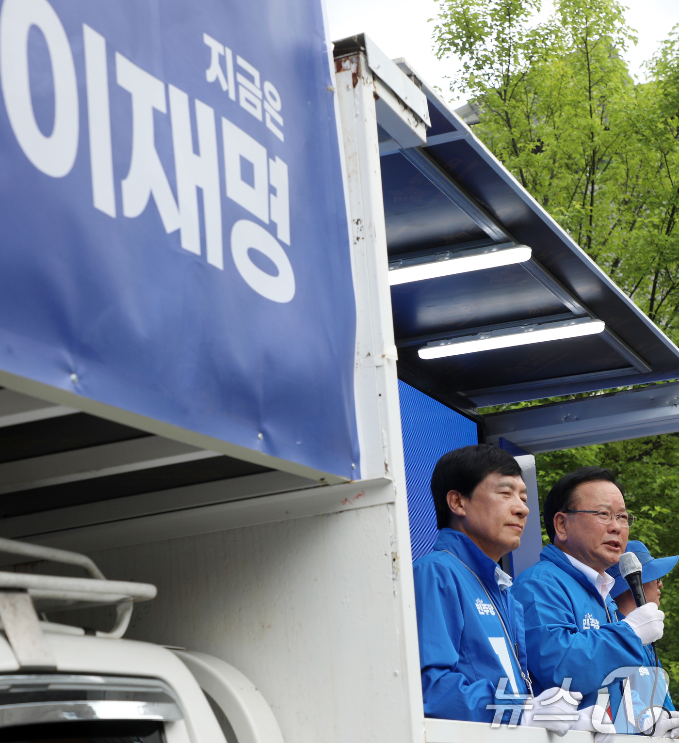 (전주=뉴스1) 유경석 기자 = 김부겸 더불어민주당 총괄선대위원장이 21일 전북 전주시 마전로 일원에서 선거 유세차량에 올라 이재명 후보 지지 연설을 하고 있다. 2025.5.21 …