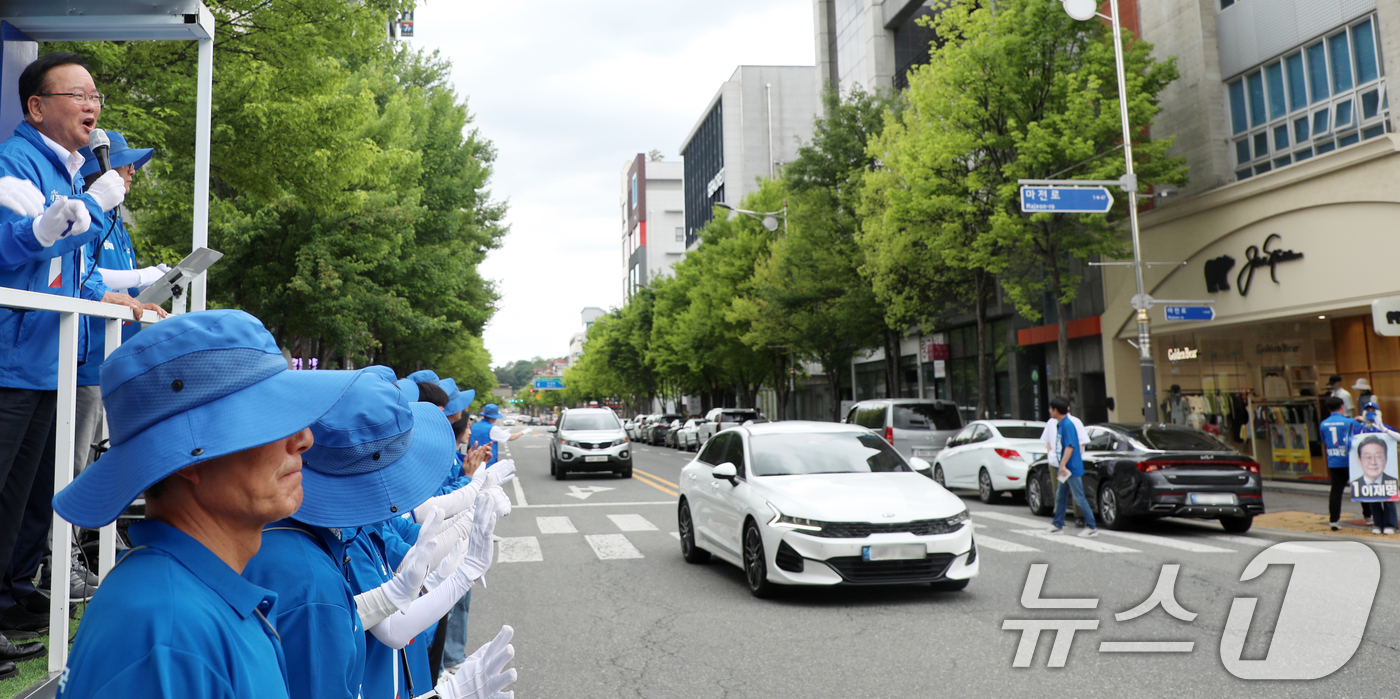 (전주=뉴스1) 유경석 기자 = 김부겸 더불어민주당 총괄선대위원장이 21일 전북 전주시 마전로 일원에서 선거 유세차량에 올라 이재명 후보 지지 연설을 하고 있다. 2025.5.21 …