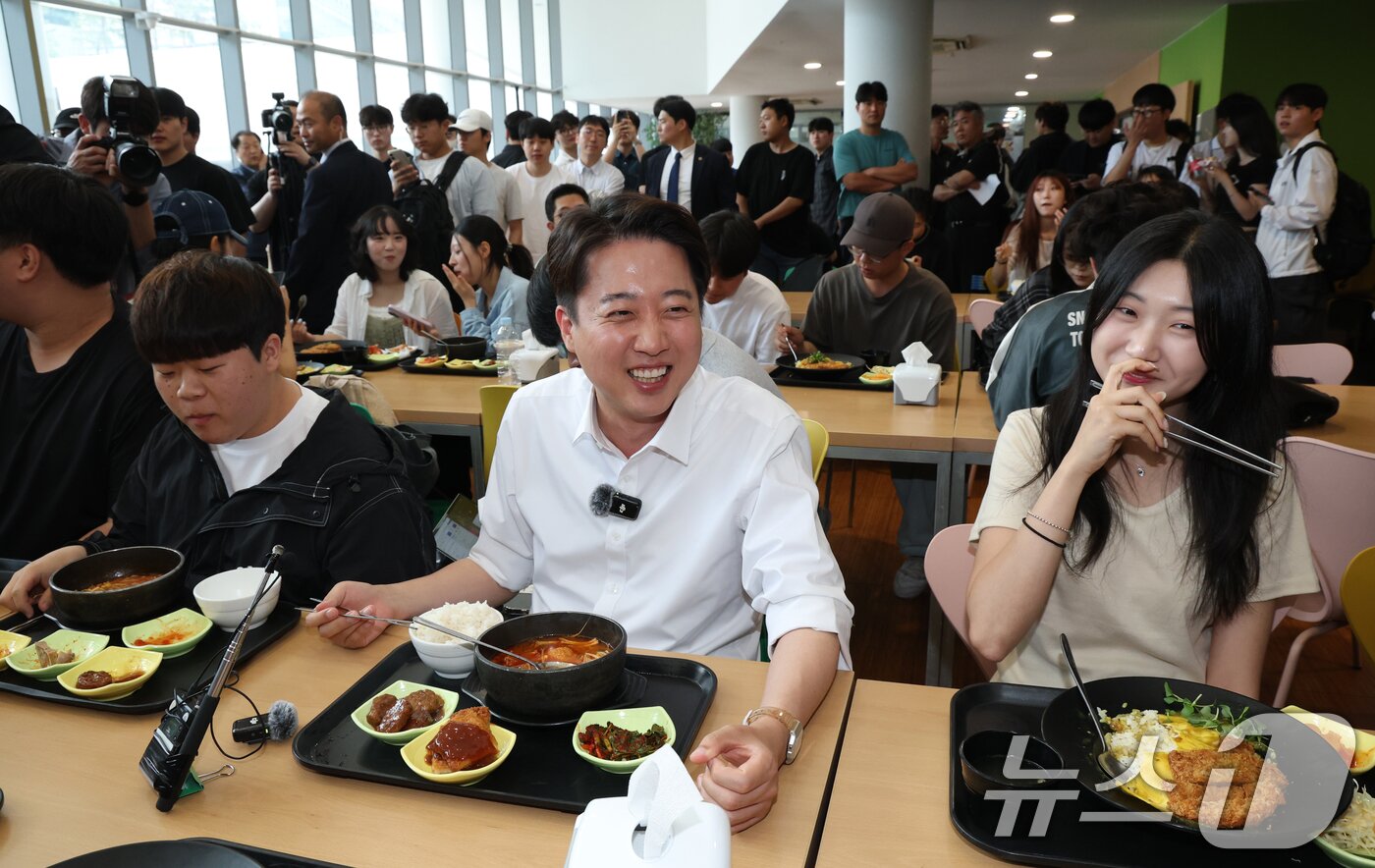 본문 이미지 - 이준석 개혁신당 대통령 후보가 21일 경기 성남시 수정구 가천대학교 글로벌캠퍼스 학생식당에서 학생들과 점심 식사를 하고 있다. 2025.5.21/뉴스1 ⓒ News1 김영운 기자