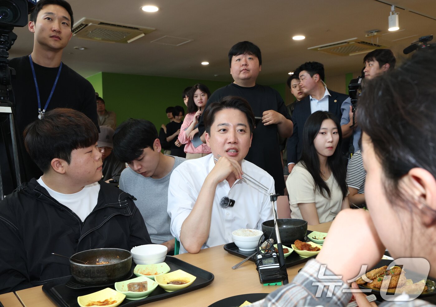 본문 이미지 - 이준석 개혁신당 대통령 후보가 21일 경기 성남시 수정구 가천대학교 글로벌캠퍼스 학생식당에서 학생들과 점심 식사를 하고 있다. 2025.5.21/뉴스1 ⓒ News1 김영운 기자
