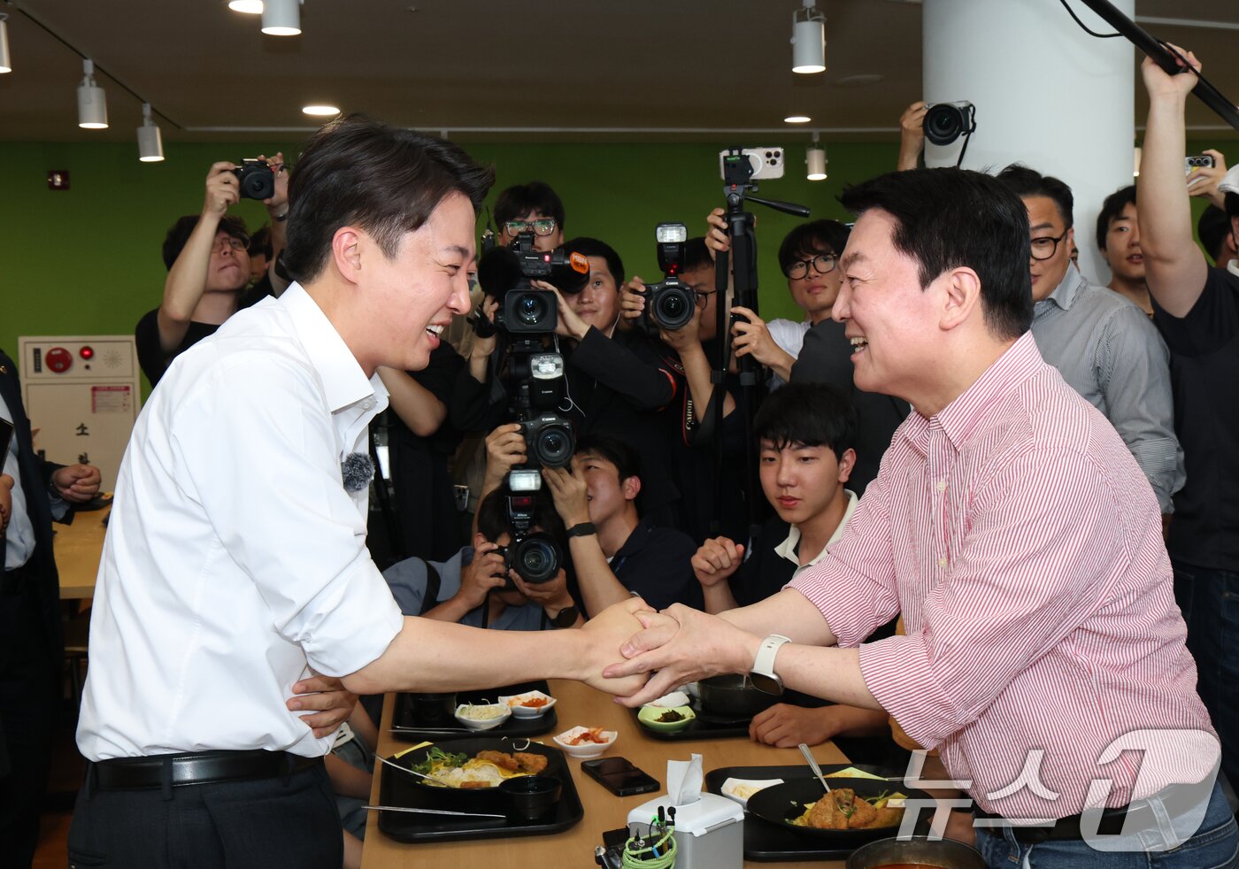 본문 이미지 - 이준석 개혁신당 대통령 후보와 안철수 국민의힘 의원이 21일 경기 성남시 수정구 가천대학교 글로벌캠퍼스 학생식당에서 만나 인사를 하고 있다. 2025.5.21/뉴스1 ⓒ News1 김영운 기자