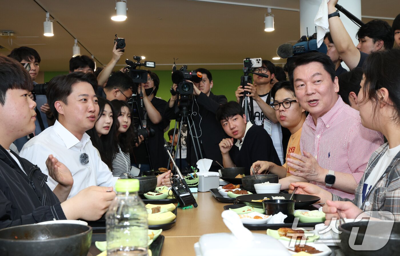 본문 이미지 - 이준석 개혁신당 대통령 후보와 안철수 국민의힘 의원이 21일 경기 성남시 수정구 가천대학교 글로벌캠퍼스 학생식당에서 학생들과 점심 식사를 하고 있다. 2025.5.21/뉴스1 ⓒ News1 김영운 기자