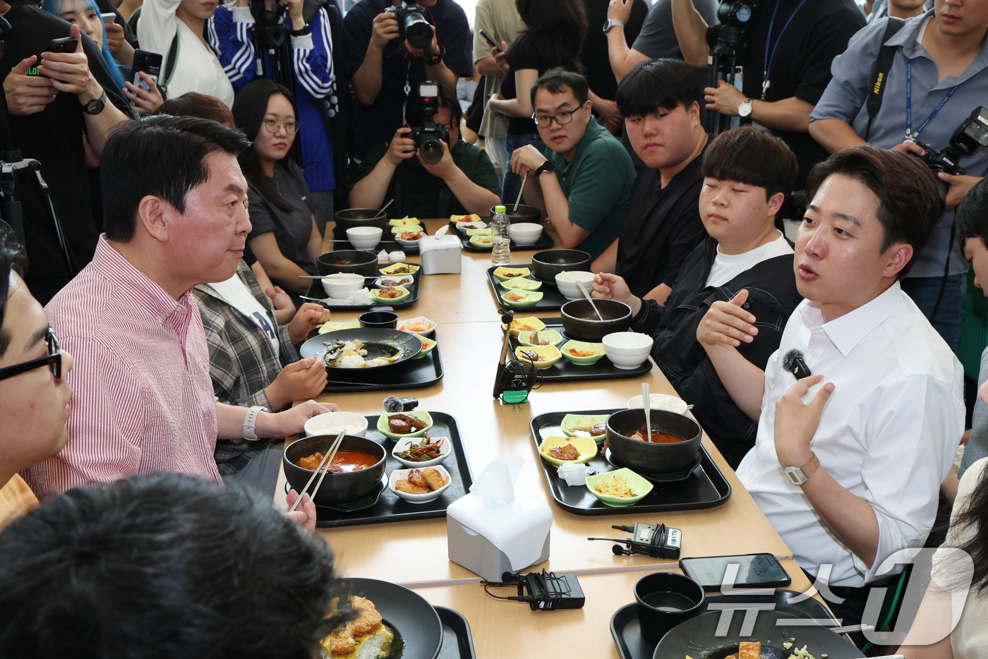 (성남=뉴스1) 김영운 기자 = 이준석 개혁신당 대통령 후보와 안철수 국민의힘 의원이 21일 경기 성남시 수정구 가천대학교 글로벌캠퍼스 학생식당에서 학생들과 점심 식사를 하고 있다 …