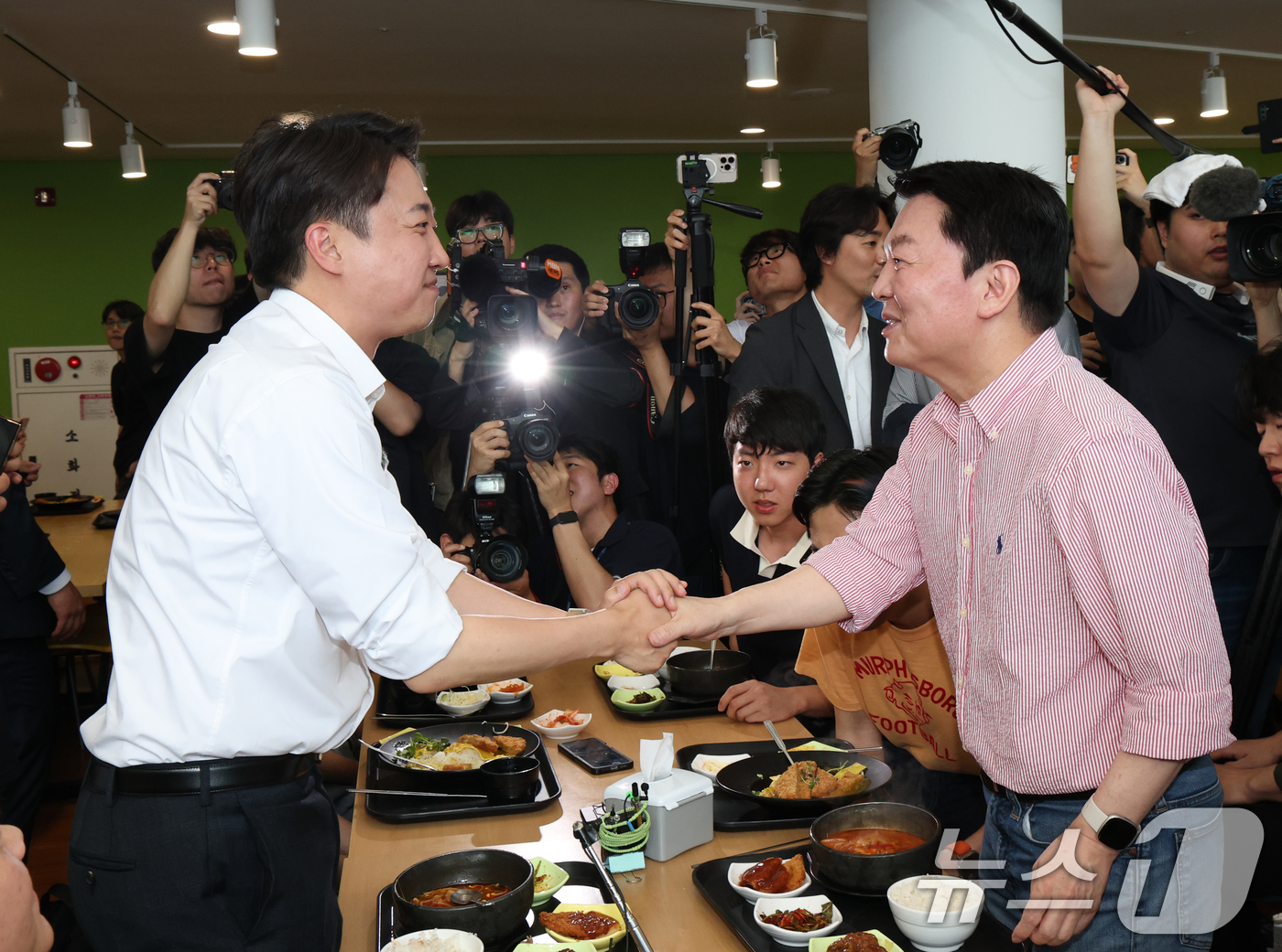 (성남=뉴스1) 김영운 기자 = 이준석 개혁신당 대통령 후보와 안철수 국민의힘 의원이 21일 경기 성남시 수정구 가천대학교 글로벌캠퍼스 학생식당에서 만나 인사를 하고 있다. 202 …