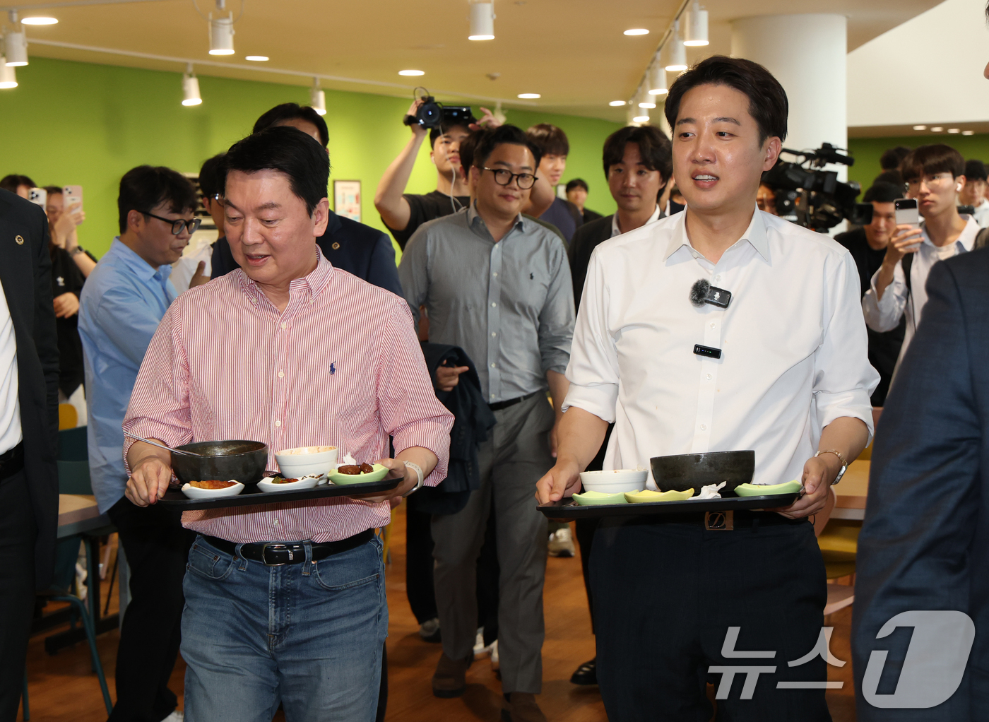 (성남=뉴스1) 김영운 기자 = 이준석 개혁신당 대통령 후보와 안철수 국민의힘 의원이 21일 경기 성남시 수정구 가천대학교 글로벌캠퍼스 학생식당에서 학생들과 점심 식사를 마치고 나 …