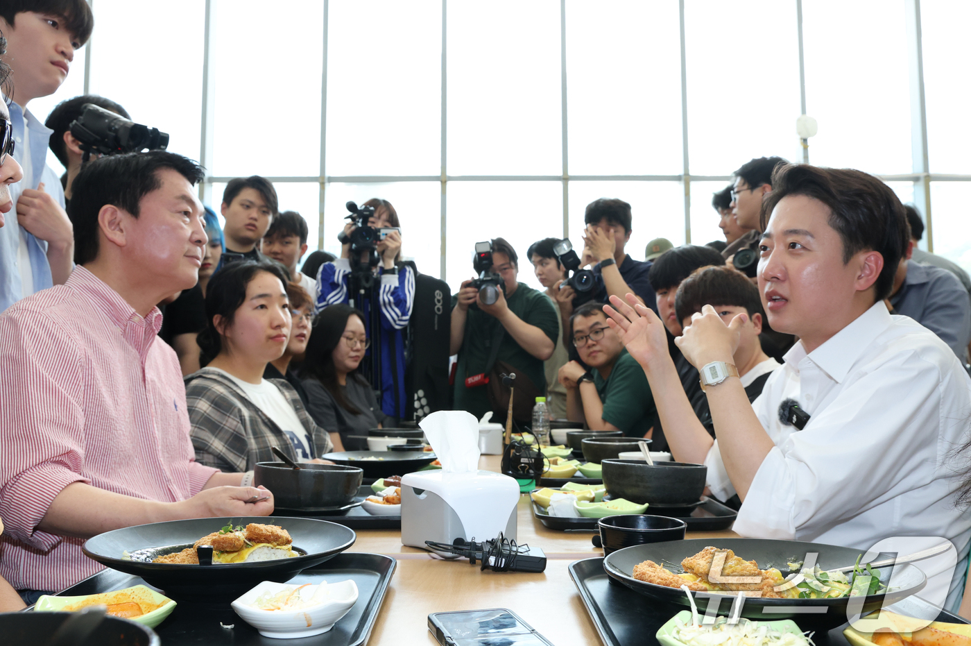 (성남=뉴스1) 김영운 기자 = 이준석 개혁신당 대통령 후보와 안철수 국민의힘 의원이 21일 경기 성남시 수정구 가천대학교 글로벌캠퍼스 학생식당에서 학생들과 점심 식사를 하고 있다 …