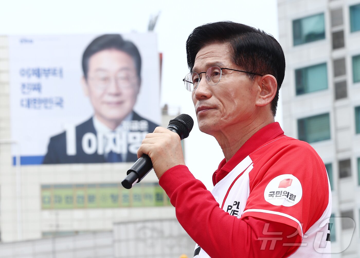 본문 이미지 - 김문수 국민의힘 대통령 후보가 21일 경기 고양시 화정역 문화광장 앞에서 집중유세를 하고 있다. 2025.5.21/뉴스1 ⓒ News1 김민지 기자