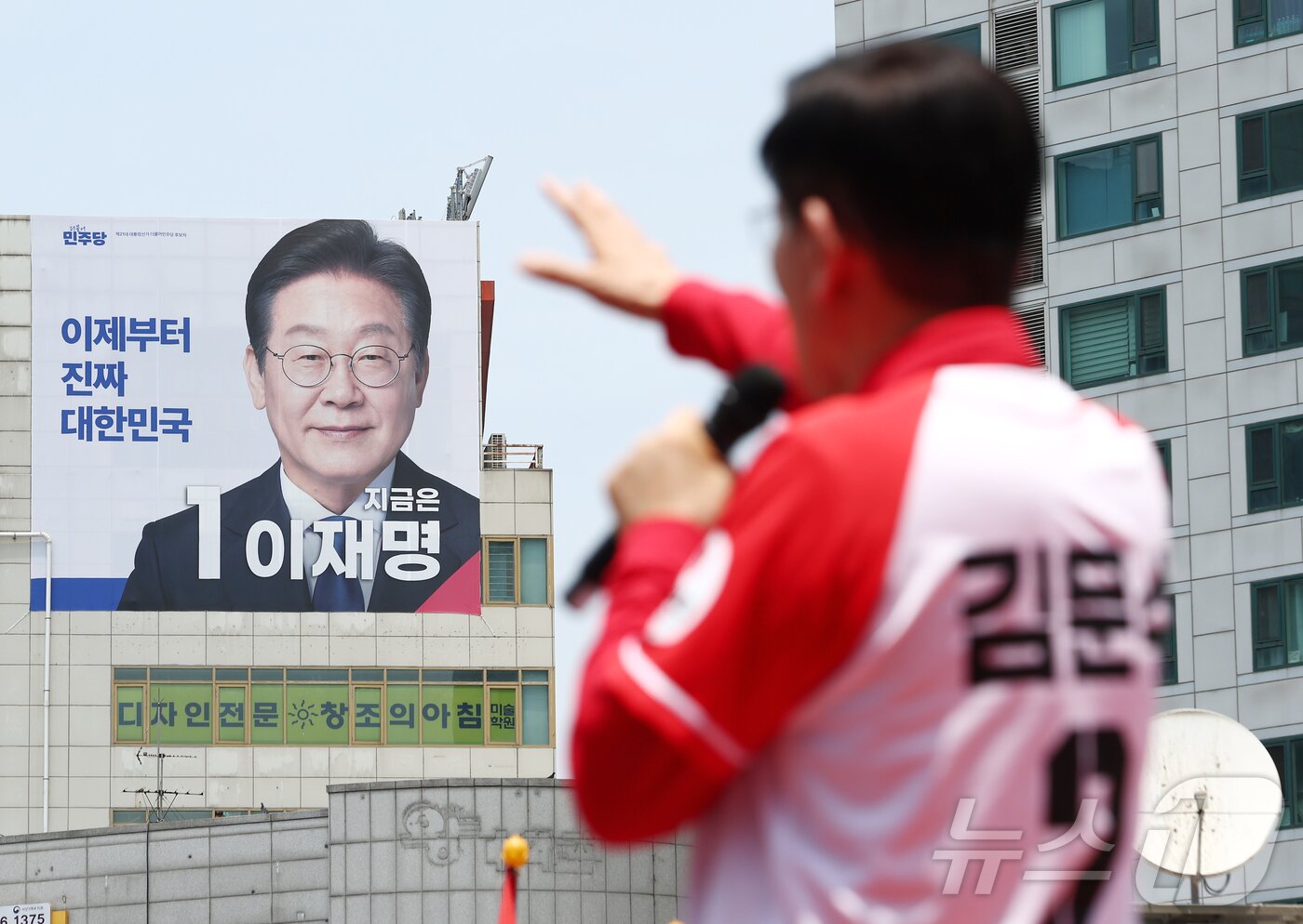 본문 이미지 - 김문수 국민의힘 대통령 후보가 21일 경기 고양시 화정역 문화광장 앞에서 집중유세를 하고 있다. 2025.5.21/뉴스1 ⓒ News1 김민지 기자