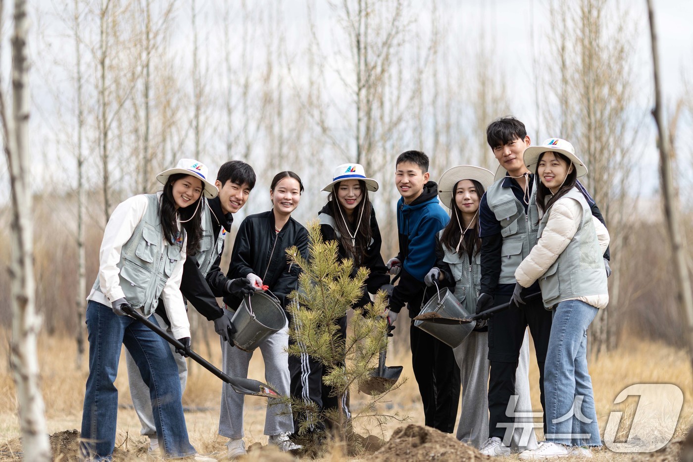 (울란바타르(몽골)=뉴스1) 이승배 기자 = 대한항공과 아시아나항공 임직원들이 지난 20일 몽골 울란바타르시 바가노르구에 위치한 대한항공 숲에서 식림 활동을 하고 있다.올해는 대한 …