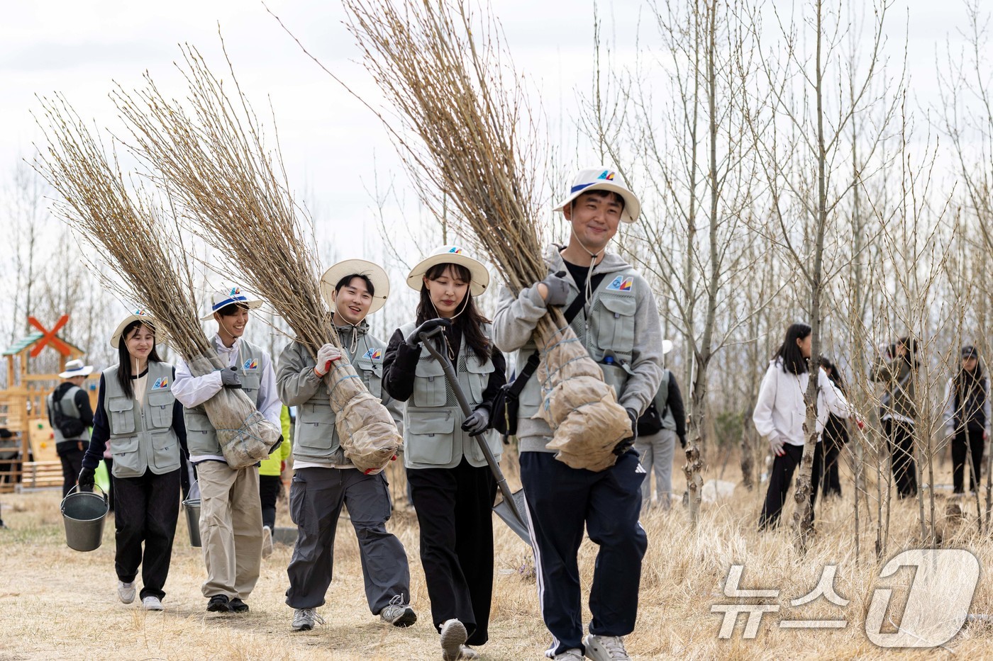 (울란바타르(몽골)=뉴스1) 이승배 기자 = 대한항공과 아시아나항공 임직원들이 지난 20일 몽골 울란바타르시 바가노르구에 위치한 대한항공 숲에서 식림 활동을 하고 있다.올해는 대한 …