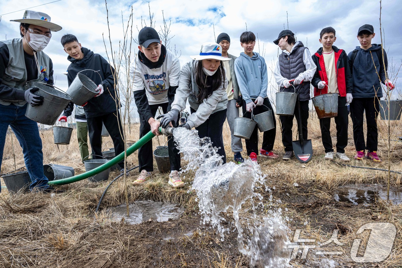 (울란바타르(몽골)=뉴스1) 이승배 기자 = 대한항공과 아시아나항공 임직원들이 지난 20일 몽골 울란바타르시 바가노르구에 위치한 대한항공 숲에서 식림 활동을 하고 있다.올해는 대한 …