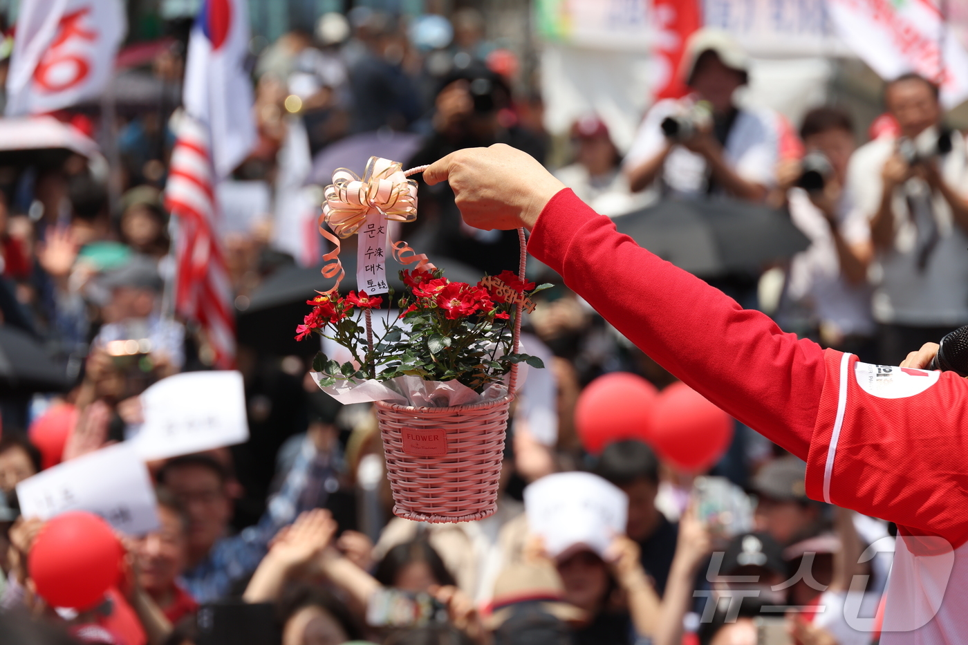 (고양=뉴스1) 김민지 기자 = 김문수 국민의힘 대통령 후보가 21일 경기 고양시 화정역 문화광장 앞에서 집중유세를 하고 있다. (공동취재) 2025.5.21/뉴스1