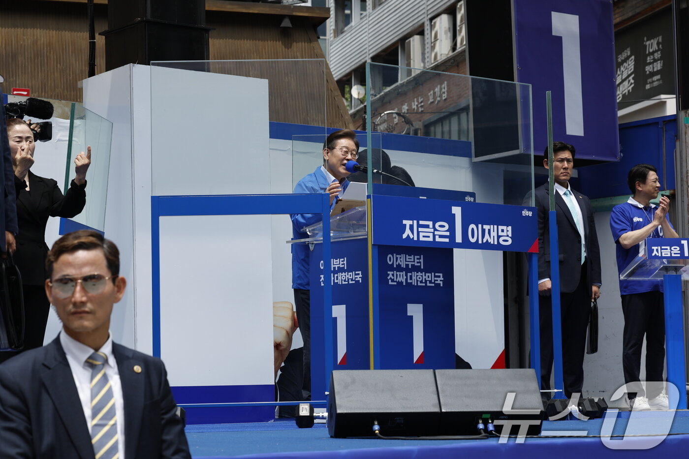 본문 이미지 - 이재명 더불어민주당 대통령 후보가 사흘째 수도권 표심잡기에 나선 21일 오후 인천 남동구 구월 로데오광장을 찾아 지지를 호소하고 있다. 2025.5.21/뉴스1 ⓒ News1 안은나 기자