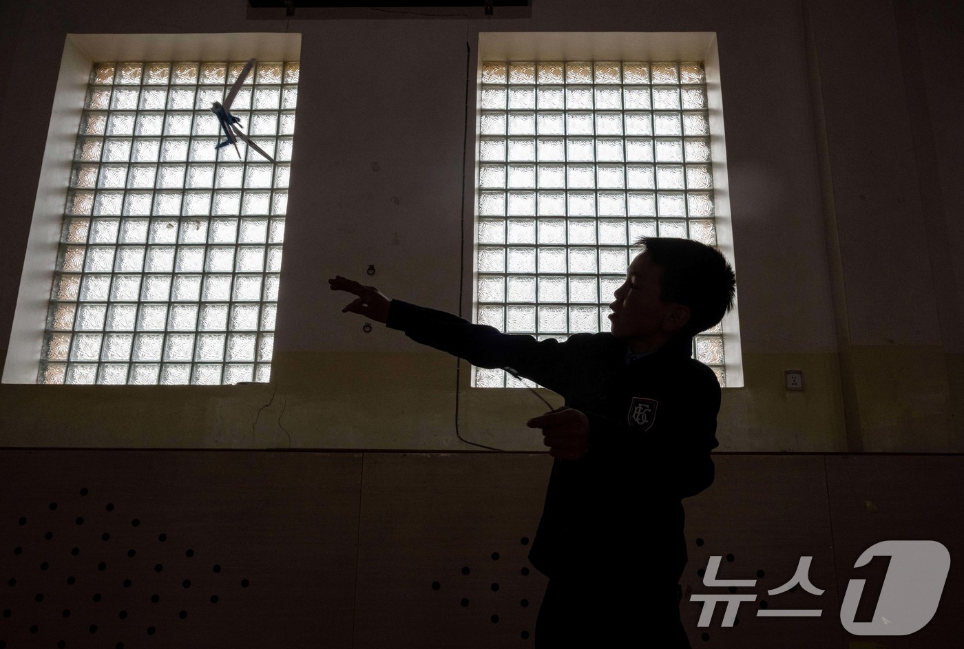 (울란바타르(몽골)=뉴스1) 이승배 기자 = 대한항공과 아시아나항공 임직원들이 21일 몽골 울란바타르시 바가노르구의 군갈루타이 국립학교를 방문해 현지 학생들과 함께 항공공학 체험학 …