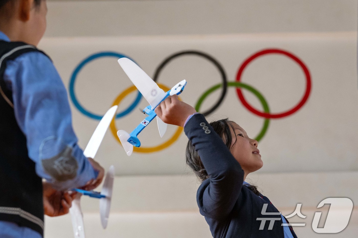 (울란바타르(몽골)=뉴스1) 이승배 기자 = 대한항공과 아시아나항공 임직원들이 21일 몽골 울란바타르시 바가노르구의 군갈루타이 국립학교를 방문해 현지 학생들과 함께 항공공학 체험학 …