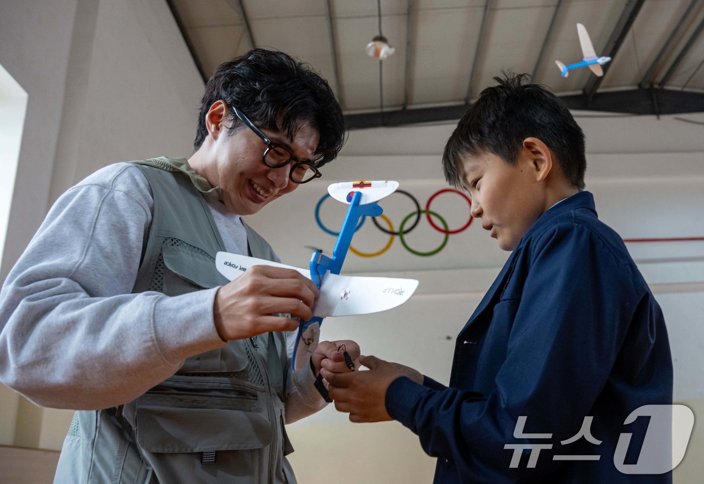 (울란바타르(몽골)=뉴스1) 이승배 기자 = 대한항공과 아시아나항공 임직원들이 21일 몽골 울란바타르시 바가노르구의 군갈루타이 국립학교를 방문해 현지 학생들과 함께 항공공학 체험학 …