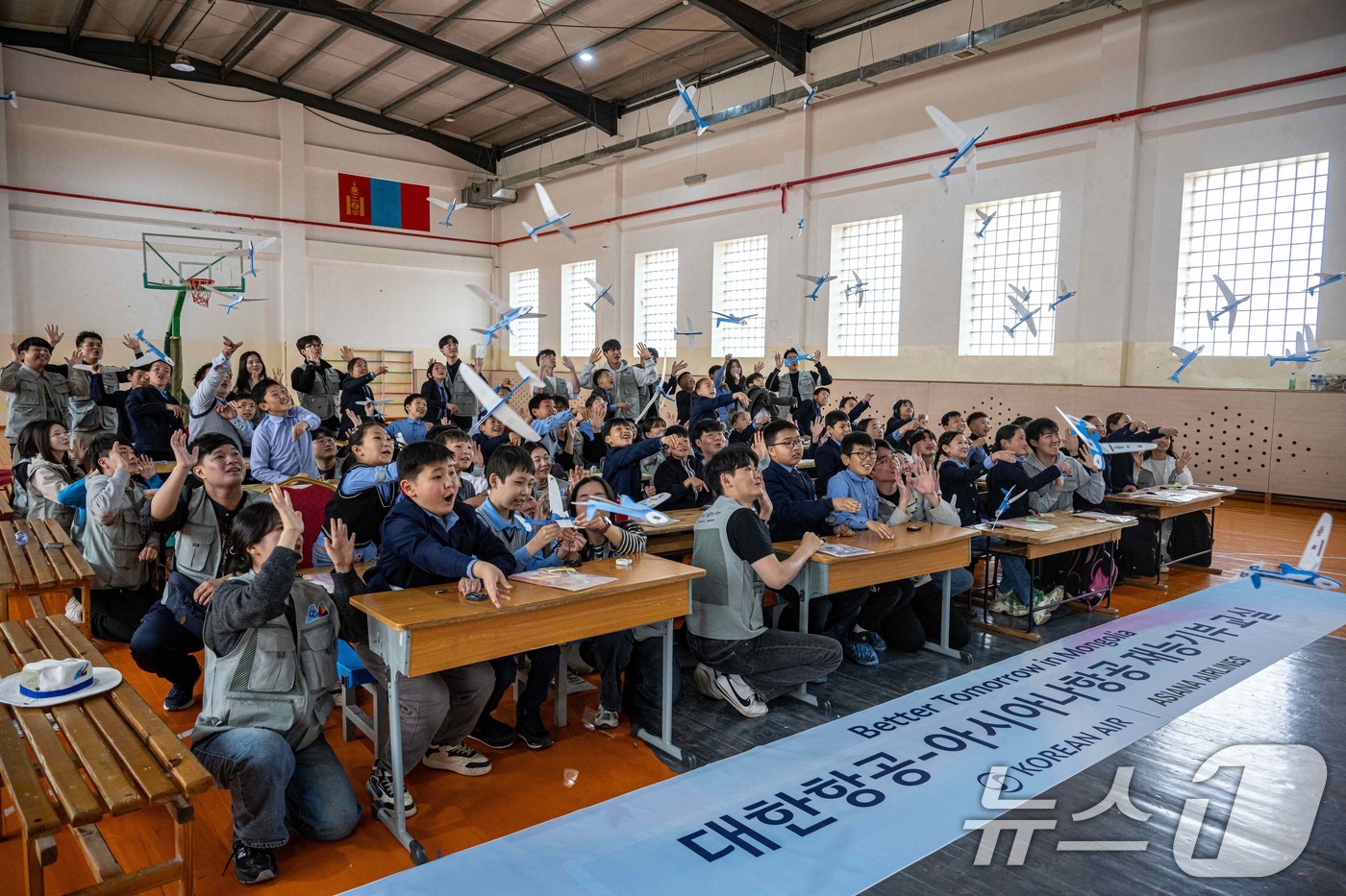 (울란바타르(몽골)=뉴스1) 이승배 기자 = 대한항공과 아시아나항공 임직원들이 21일 몽골 울란바타르시 바가노르구의 군갈루타이 국립학교를 방문해 현지 학생들과 함께 항공공학 체험학 …