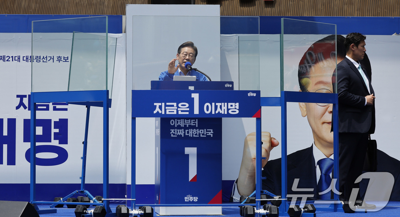 (인천=뉴스1) 안은나 기자 = 이재명 더불어민주당 대통령 후보가 사흘째 수도권 표심잡기에 나선 21일 오후 인천 남동구 구월 로데오광장을 찾아 지지를 호소하고 있다. 2025.5 …