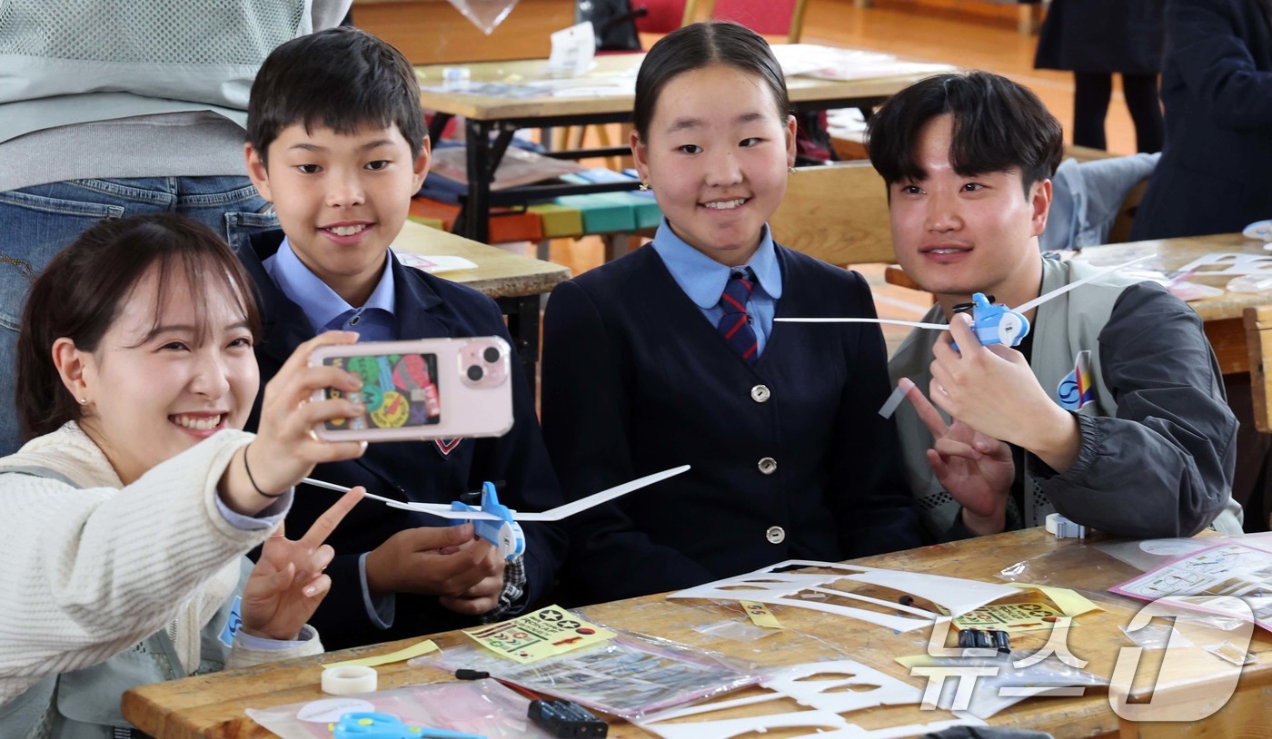 (울란바타르(몽골)=뉴스1) 이승배 기자 = 대한항공과 아시아나항공 임직원들이 21일 몽골 울란바타르시 바가노르구의 군갈루타이 국립학교를 방문해 현지 학생들과 함께 항공공학 체험학 …