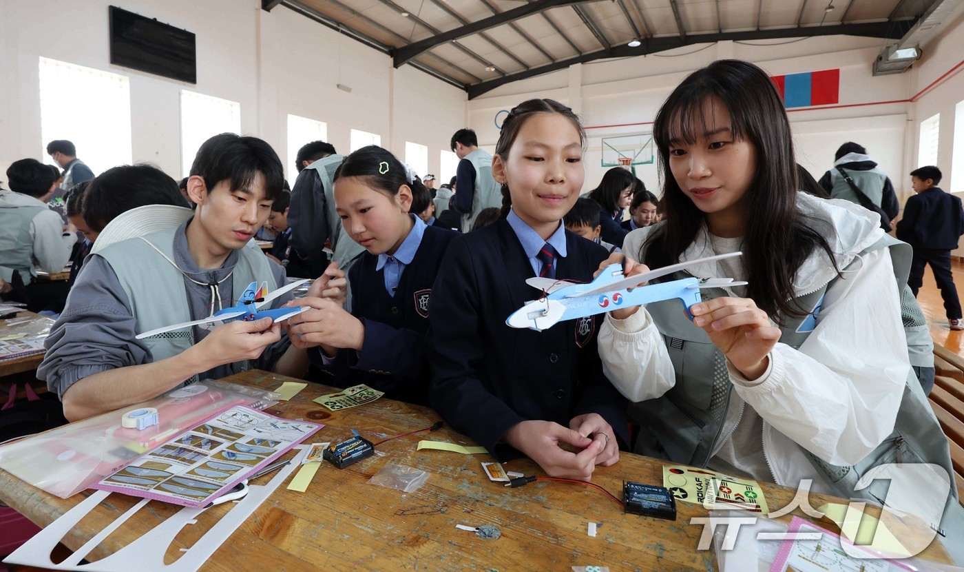 (울란바타르(몽골)=뉴스1) 이승배 기자 = 대한항공과 아시아나항공 임직원들이 21일 몽골 울란바타르시 바가노르구의 군갈루타이 국립학교를 방문해 현지 학생들과 함께 항공공학 체험학 …
