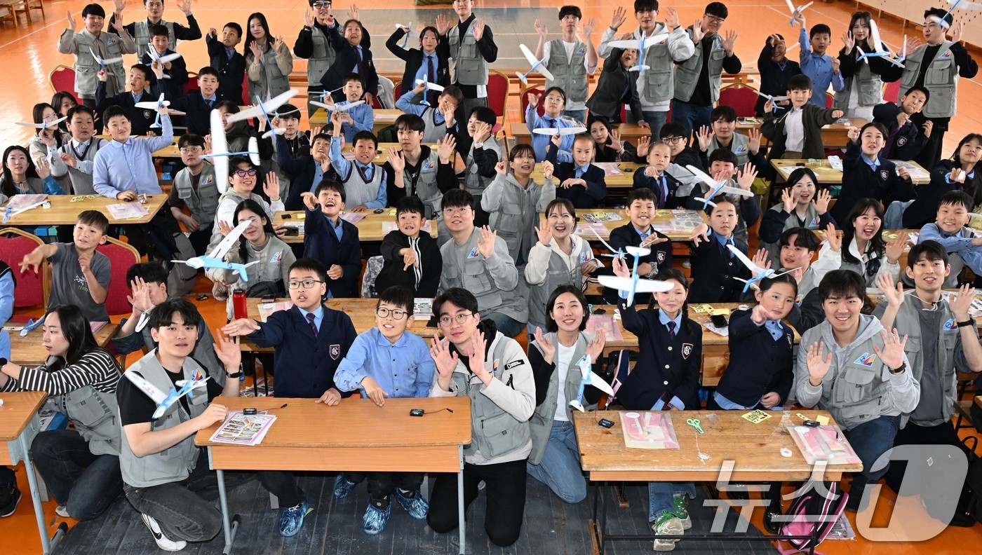 (울란바타르(몽골)=뉴스1) 이승배 기자 = 대한항공과 아시아나항공 임직원들이 21일 몽골 울란바타르시 바가노르구의 군갈루타이 국립학교를 방문해 현지 학생들과 함께 항공공학 체험학 …