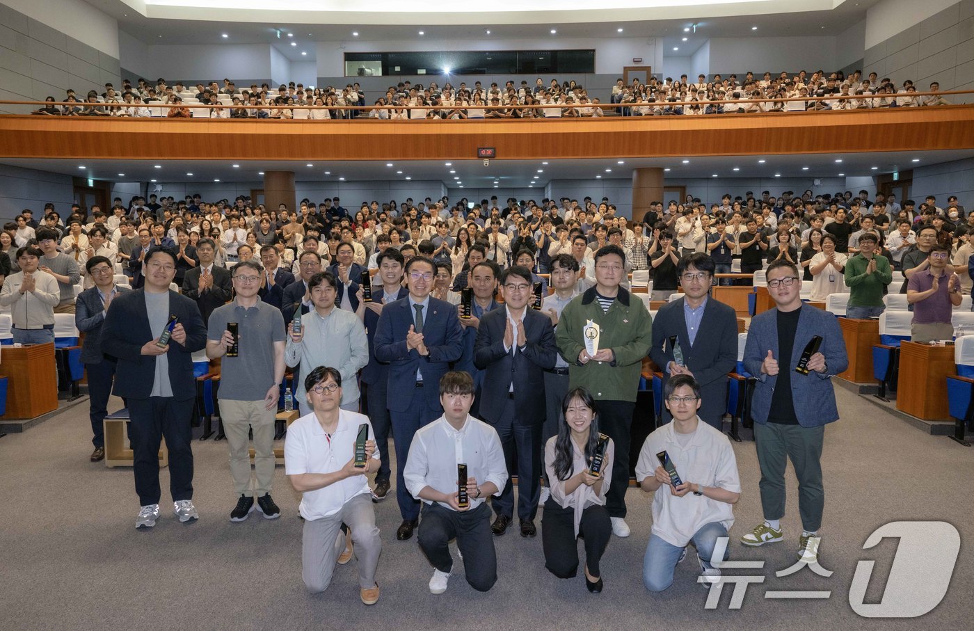 (서울=뉴스1) = 현대자동차·기아가 21일 경기도 화성시 남양연구소에서 사내 특허 경연대회인 ‘2025 발명의 날’ 행사를 개최했다고 밝혔다.현대차·기아 '2025 발명의 날' …