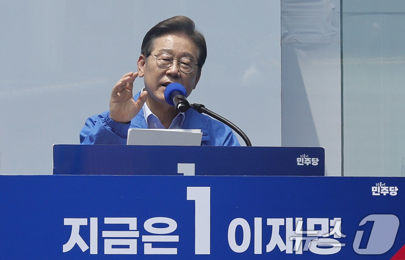 본문 이미지 - 이재명 더불어민주당 대통령 후보가 사흘째 수도권 표심잡기에 나선 21일 오후 인천 남동구 구월 로데오광장을 찾아 지지를 호소하고 있다. 2025.5.21/뉴스1 ⓒ News1 안은나 기자