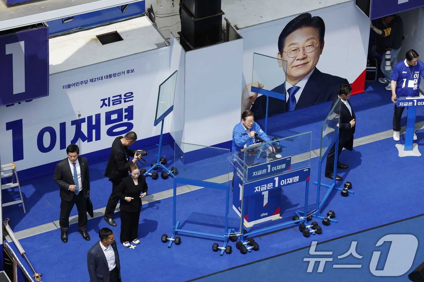 (인천=뉴스1) 안은나 기자 = 이재명 더불어민주당 대통령 후보가 사흘째 수도권 표심잡기에 나선 21일 오후 인천 남동구 구월 로데오광장을 찾아 지지를 호소하고 있다. 2025.5 …