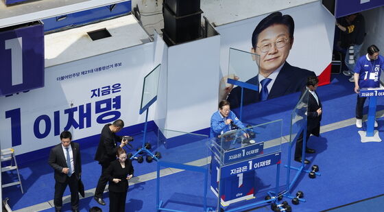 이재명, 지지 호소도 철통 경호 아래