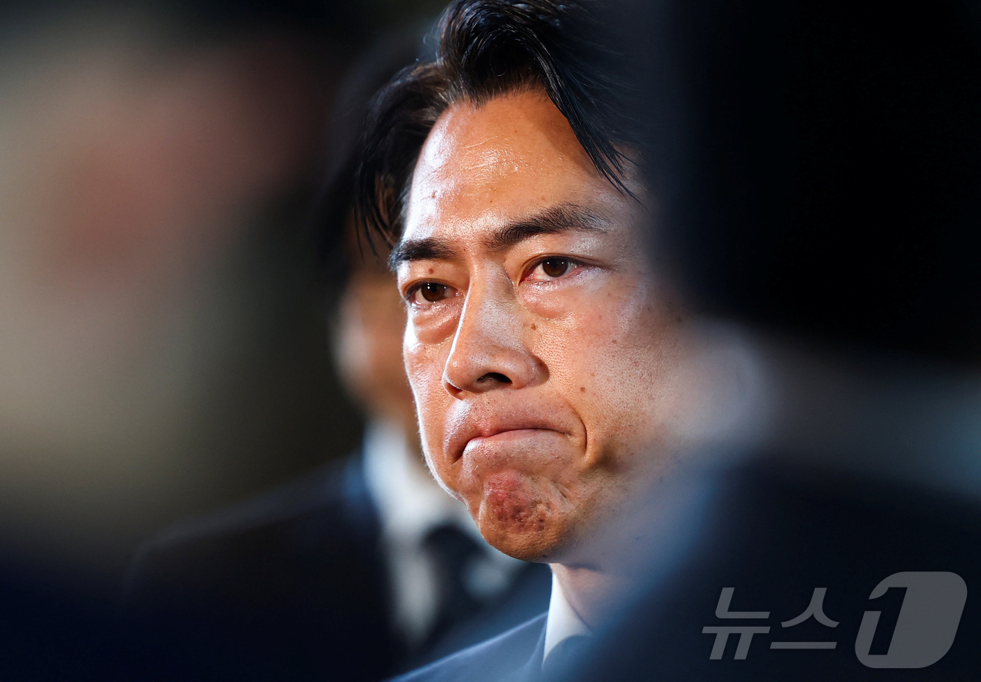 (도쿄 로이터=뉴스1) 신기림 기자 = 고이즈미 신지로 전 환경상이 21일 도쿄 총리 관저에서 이시바 시게루 총리와 회담 후 언론 앞에 모습을 드러내고 있다. 이날 이시바 총리는 …