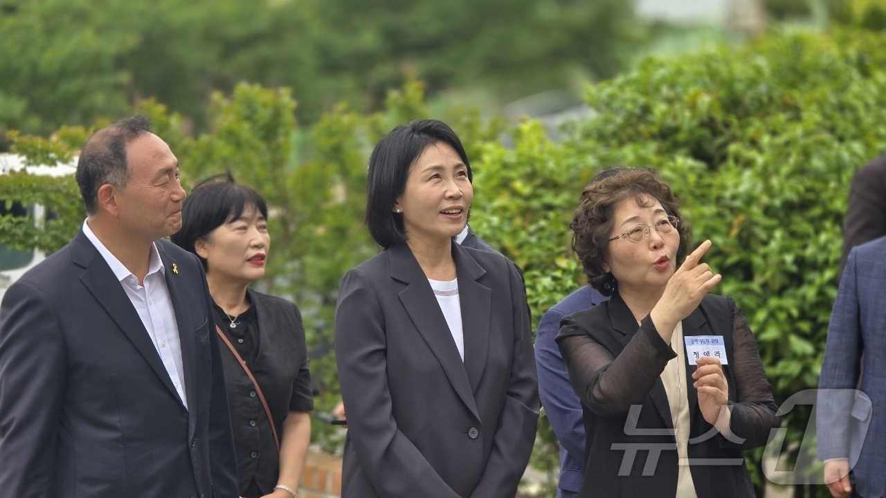 (광주=뉴스1) 김태성 기자 = 이재명 더불어민주당 대통령 후보의 부인인 김혜경 여사가 21일 전남 목포 공생원을 찾아 시설 관계자들로부터 공생원에 대한 설명을 듣고 있다.(독자 …