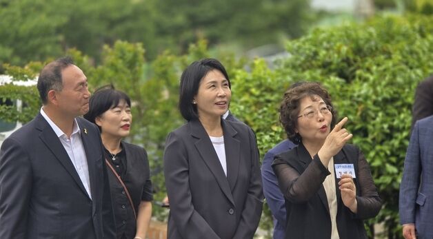 공생원 설명 듣는 김혜경 여사