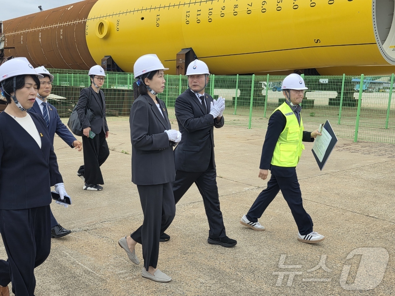 (광주=뉴스1) 김태성 기자 = 이재명 더불어민주당 대통령 후보의 부인인 김혜경 여사가 21일 전남 목포신항을 찾아 세월호 선체를 둘러보고 있다. (독자 제공. 재판매 및 DB금지 …